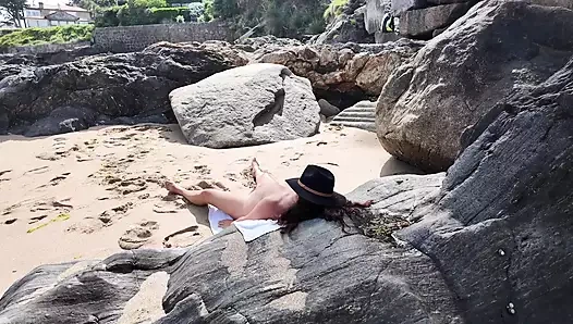 Bir yabancı çıplaklar deach üzerinde orta yaşlı seksi kadını baştan çıkarıyor