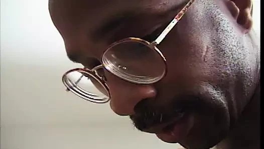 Beyaz bebek kıllı amcığını büyük yaraklı siyah bir adam tarafından derinden siktiriyor