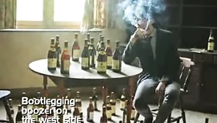 Siyah elbiseli uzun havalı kadın