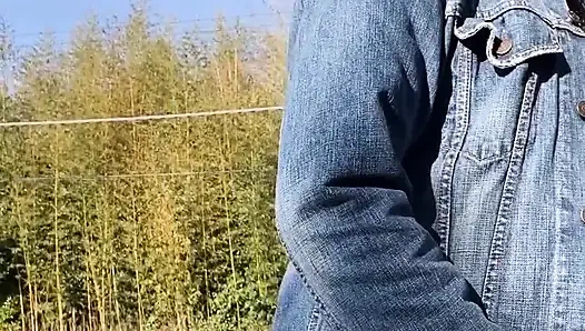 No. 142 Yolda bir döner döner setiyle bisiklete biniyor