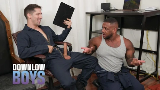 İnternet teknisyeni Hunk collegue tarafından prezervatifsiz iyi sikiliyor