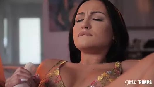 Doğal büyük memeli Mila Monet amcığı yalanmadan önce ısınmak için vibratörünü kullanıyor