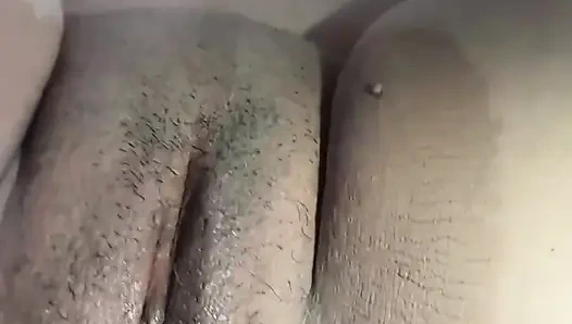 Adam dilini amcığımın derinliklerine soktu, sonra taşaklarını bağladım ve içime boşaldı