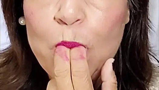 Mastürbasyonmun tadını çıkarırken şeffaf gece elbisemi giyiyorum