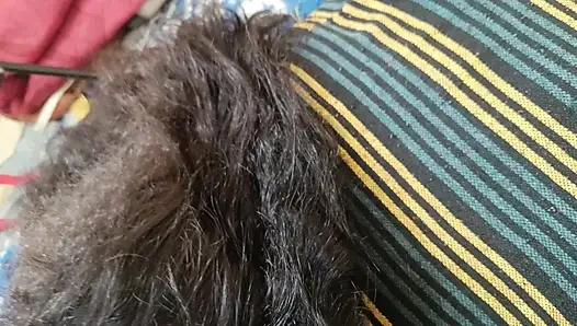 Evli kadınlar ve üvey kız kardeşi yatakta üçlü seks yapıyor