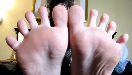 Seksi emo tavşanı ve seksi ayakları! parmak emme