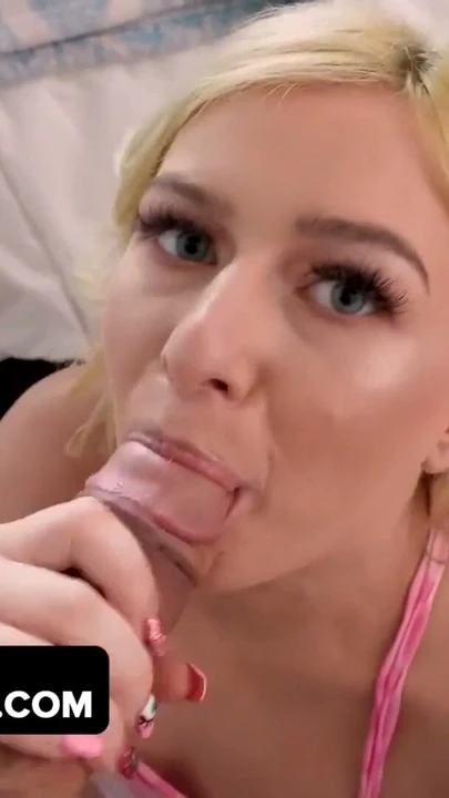 Baba aşkı - seksi sarışın genç yarattığı karışıklığı telafi etmek için özensiz bir oral seks teklif ediyor | Klip 1