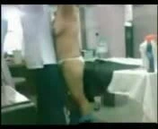 se puso a planchar y se la cojieron