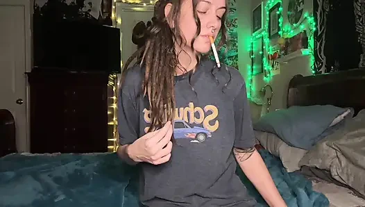 Sigara içme fetişi mastürbasyon ıslak kıllı amcık damlatıyor