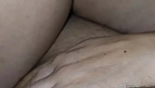 Üvey oğul kız arkadaşının önünde bu elle muameleyi durdurması için üvey annesine yalvarıyor