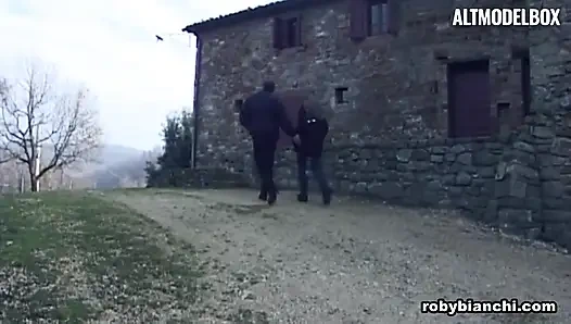 Islak amcıklı minik sarışın genç kız olgun bir adamla sikişmeye ve göt deliğine boşalmaya karar veriyor