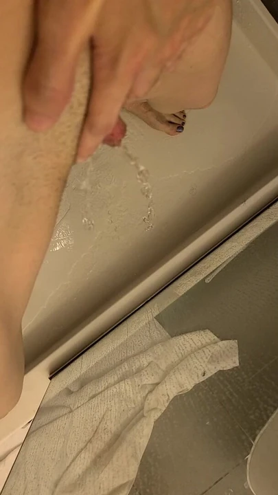 Писсинг в душе отеля