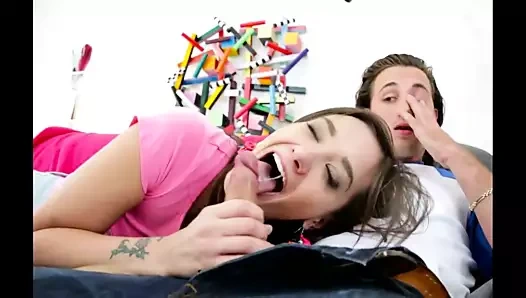 Ablamın erkek arkadaşını emiyor