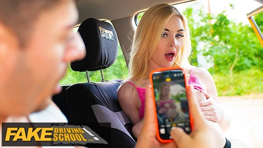 Sevimli minyon İngiliz sarışın dışarıda sert seksi seviyor - sahte sürücü kursu