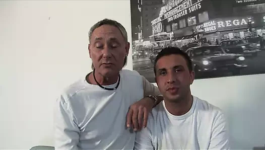 Busty sarışın yaşlı ve genç bir adam tarafından dövülerek alır