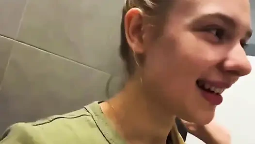 Anal fışkırtma alışveriş merkezinde çok ateşli ve pembe amcığı parmaklıyor