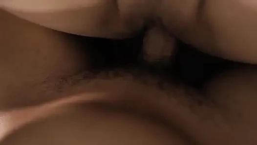 Büyük sulu götlü Hintli kız yağlanmış masaj ve saten içinde domalarak sikişiyor