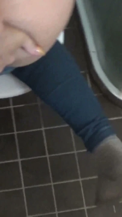Büyük göt üvey becerdin tarafından üvey içinde alışveriş merkezi toilet | Klip 1