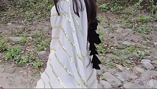 Hintli kadın kırmızı sutyen giyerek sikiliyor porno videosu