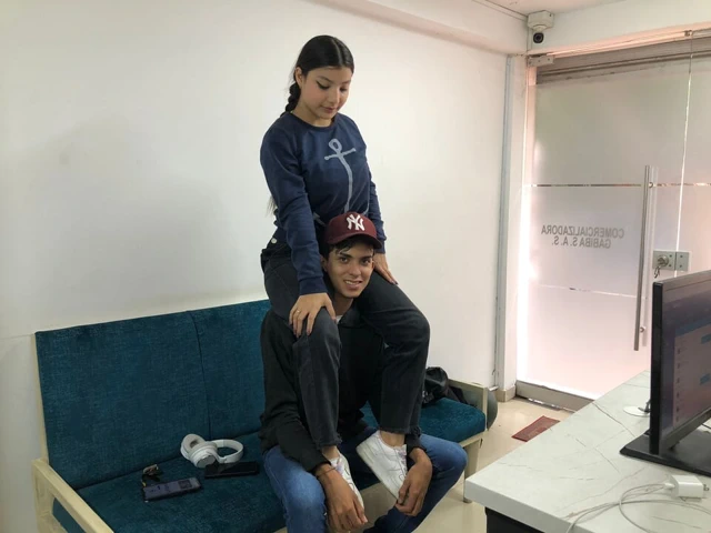 Üvey kız kardeşim omuzlarıma biniyor ama penisimi ağzına sokmama izin ver.