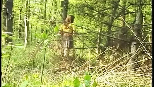 Seksi Alman hatun sert ve harika görünümlü ayaklarıyla bir yarağı memnun ediyor