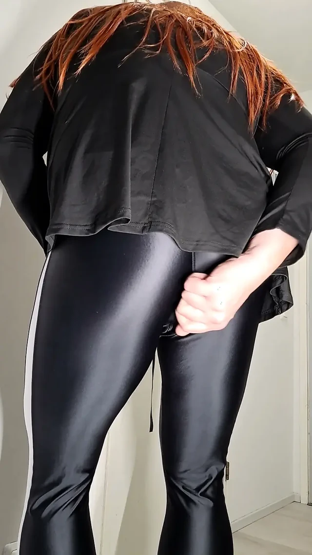 Parlak taytlı crossdresser oyuncakla keyif alıyor