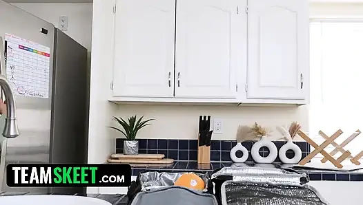 Babana komşumu siktiğimi söylemezseniz yüzümü dölle kapatmana izin veririm