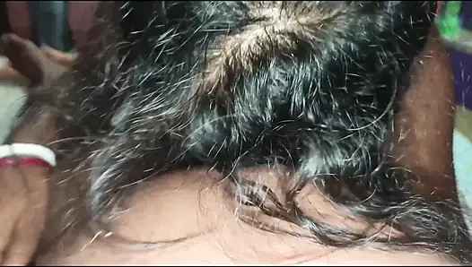 Yaşlı üvey kız kardeş akrabası üvey erkek kardeşi tarafından emiliyor ve mastürbasyon yapıyor