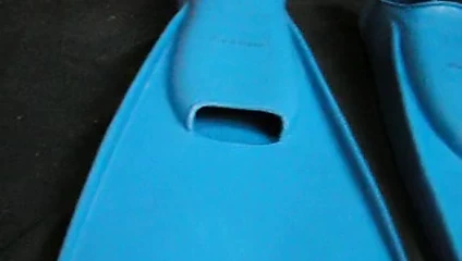 blaue Gummiflossen - blue rubber flippers