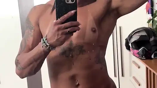 Siyah orta yaşlı seksi kadın acımasız sıkılıkla göbeğini sallıyor