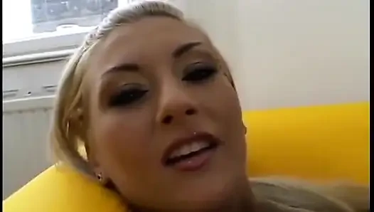 Harika bakış açısı hatun sürtük büyük yarağı götüne alıyor