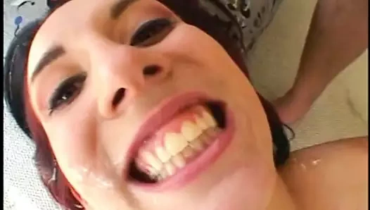 Maggie öğle yemeği yiyor