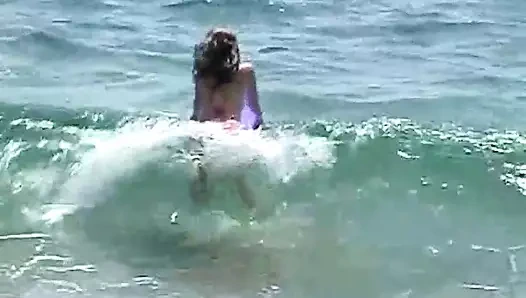 Küçük Nisan açık havada vücudunu sergiliyor