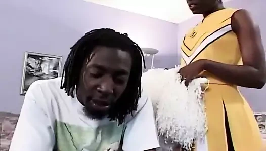 Şişman götlü ponpon kız yatak odasında inanılmaz hareketleri ile büyük zenci yarağını memnun ediyor