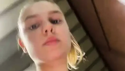 Spor salonunda fışkırtıyor ve mastürbasyon yapıyor