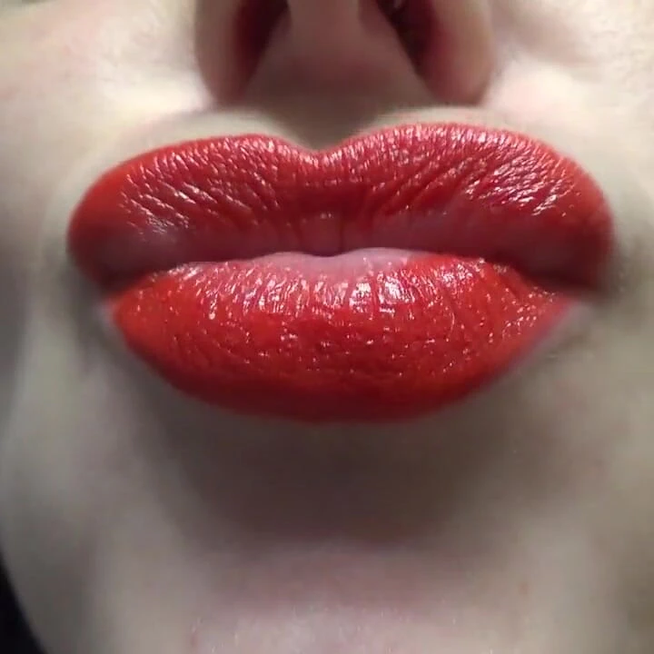 Öp beni bebeğim! Kırmızı ruj ve büyük seksi dudak fetişi