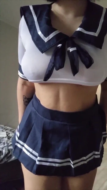 Непослушная девочка в сексуальном белье хочет чтоб ее потрогали