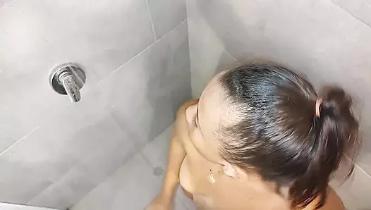 Cüce ıslak kalıyor... Amcığı çok temiz... Like Water