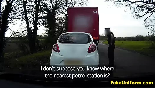 İngiliz kızıl saçlı polis tarafından açık havada sürülmüş