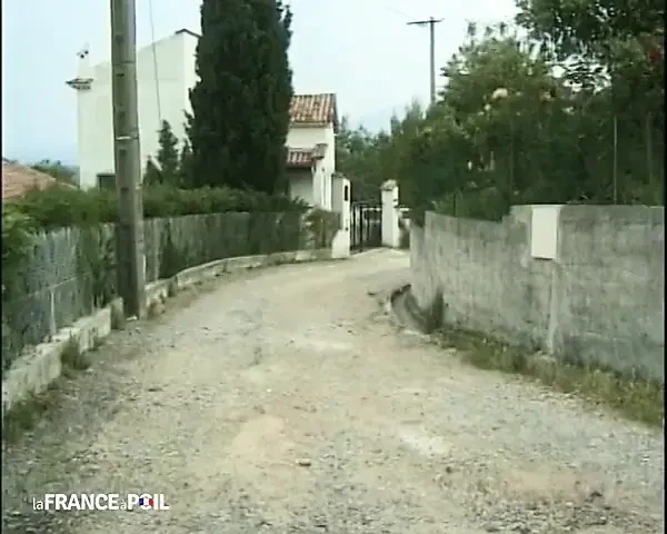 Güzel bir kaltak dölünü yalamak için bir adama tükürüyor.