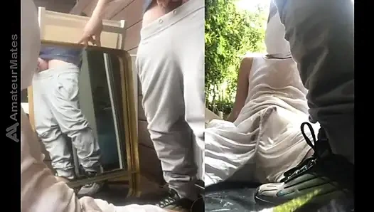 Doğruluk mu cesaret mi ilk oyunlarından biri sırasında, bir ibne olan Simon, ev arkadaşı Jules tarafından işenmeye cesaret edildi