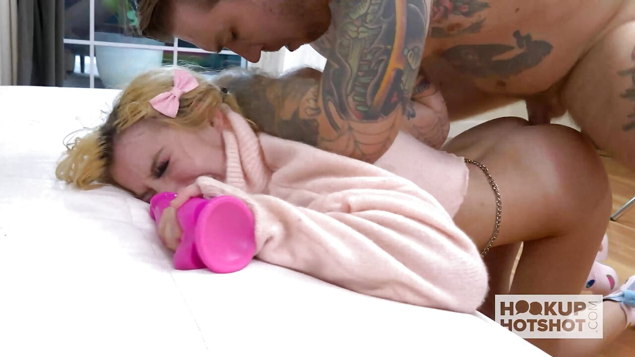 Sürtük sarışın Kenzie Reeves götünü döllüyor!