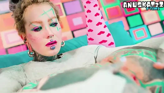 Anal seven alt pornstar dövmeli yarakla sert sikildikten sonra geniş açıyor