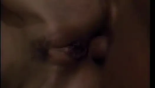 Orta yaşlı seksi kadın parmakla sikiliyor ve sonra kanepede yalanıyor
