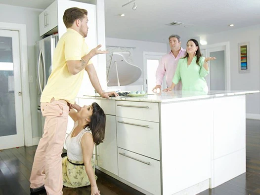 Sıcak genç paskalya ziyareti sırasında kuzeni tarafından becerdin alır