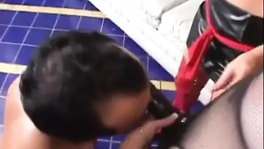 Travesti adam iki ateşli kız tarafından cezalandırılıyor