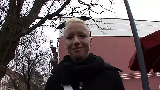 Aşk arayışı içinde sarışın amatör sürtük