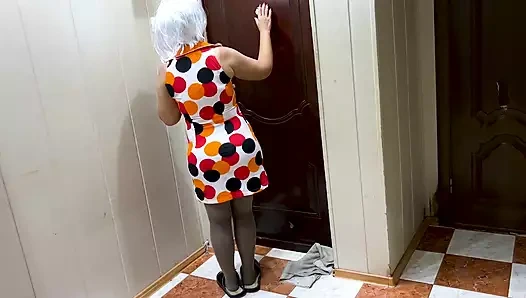 Eğer milf ayrılmazsa, o zaman onun büyük kıçını anal seks ile neşelendirmeniz gerekir.