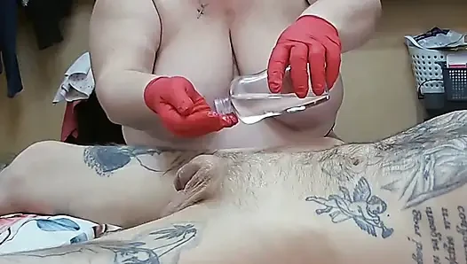 Bir komşuya elle muamele ile penisin yağ masajı için geldim