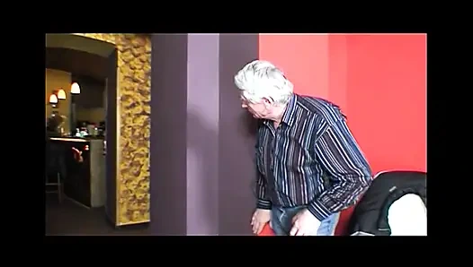 Yaşlı bir domuz için sıkı ıslak genç amcık sikişi